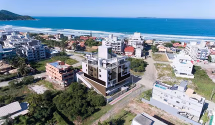 COBERTURA NO BAIRRO MARISCAL, EM BOMBINHAS, SC, SACADA COM CHURRASQUEIRA, OFURÔ PRIVATIVO, 03 SUÍTES, E 02 VAGAS DE GARAGEM.