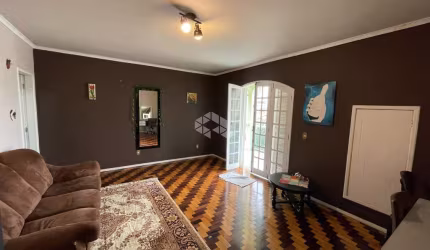 Casa Residencial de Esquina estilo Chalé