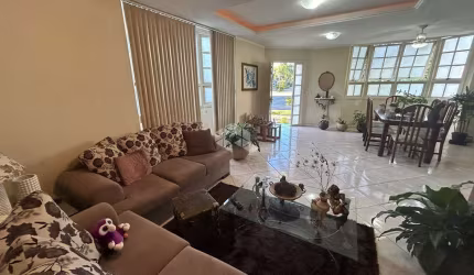 Casa 2 quartos com 2 vagas em condomínio fechado