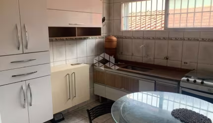 Sobrado com 2 dorms e vaga de garagem por R$ 450 mil