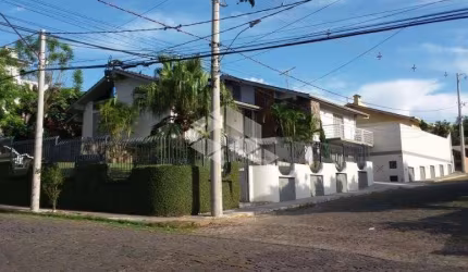 Casa de esquina com 4 dormitórios, sendo 2 suítes, a venda no bairro Estados em Estrela/RS