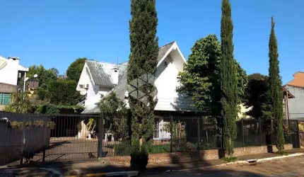 Linda casa toda reformada com piscina e quiosque e 3 dormitórios a venda em Estrela.