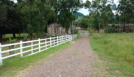 Área de terra com 2 pavilhões e 1 casa de madeira a venda em Teutônia/RS