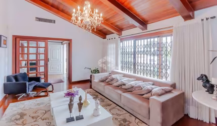 casa para familia toda nos 3 figueiras,  uma quadra do colégio Farroupilha