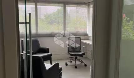 Conjunto comercial com recepção e três salas com vaga de garagem