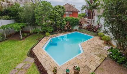 Excelente casa com pátio amplo e piscina.