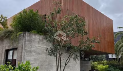 Casa estilo uruguaio com 3 suítes no Ponta da Figueira