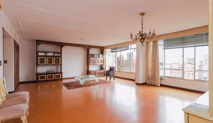 Apartamento para Reforma, 4 quartos sendo 1 suíte, living amplo, 1 vaga e 1 deposito.