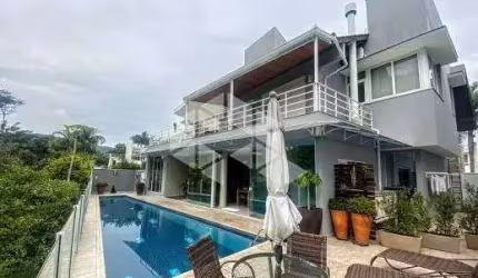 BELÍSSIMA RESIDÊNCIA DE ALTO PADRÃO, EM CONDOMÍNIO FECHADO NO BAIRRO SANTA MÔNICA