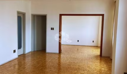 Apartamento um por andar, Edifício Jaguaribe, Centro de Porto Alegre, 3 dormitórios, uma suíte