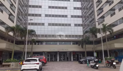 Sala com divisória para dois ambientes, recepção, 1 vaga e andar alto com vista