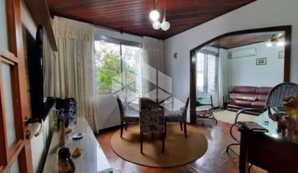 Apartamento com 4 dormitórios e vaga no Passo da Areia
