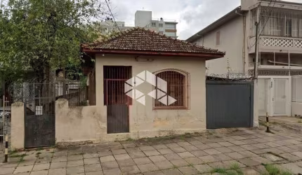 Terreno de  484m2, bem localizado, plano, Dona Augusta esquina Travessa Dirceu.