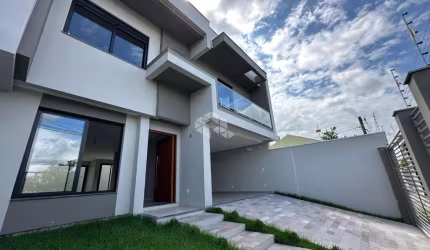 Casa com 3 suítes, 4 vagas de garagem, bairro Moinhos de Vento, em Canoas