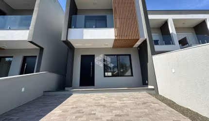 Sobrado de 3 dormitórios com 2 suites, churrasqueira e duas vagas. A venda Bairro São José/Canoas- Rs