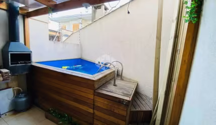 Casa Sobrado de 2 dormitórios com closet, sacada, área gourmet com churrasqueira  e piscina, Bairro São José - Canoas.