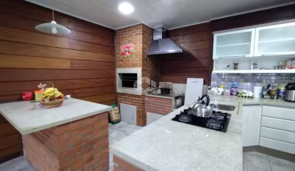 Casa com 3 quartos,com Suíte e Espaço Gourmet - Amplo Terreno com Potencial de Lazer