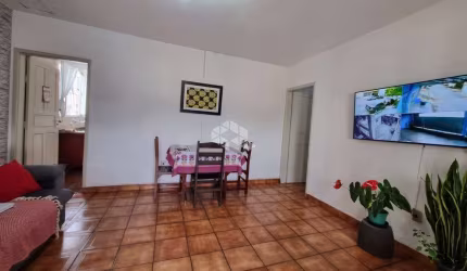 Casa à venda, com 2 pavimentos, total de 4 quartos, 3 salas, 3 cozinhas, 3 vagas de garagem