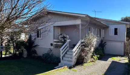 Casa com 221,00m2, 6 dormitórios, 2 vagas de garagem no bairro Belvedere
