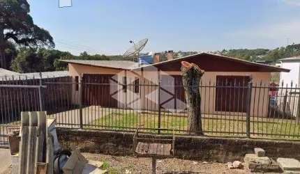 Casa com 110m², 3 dormitórios, 2 vagas de garagem no bairro Cinquentenário