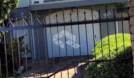 Uma ótima casa, de dois andares, duas moradias, bem localizada.