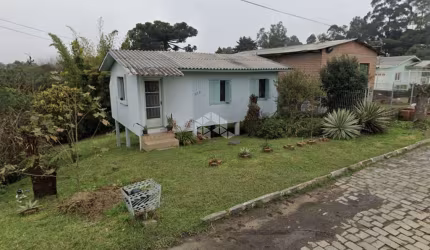 Casa mista com 1 dormitório no bairro 1º de Maio