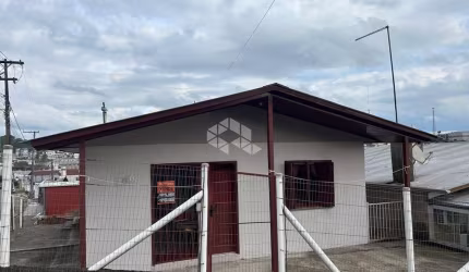 Casa de esquina em alvenaria com 3 dormitórios no bairro Industrial.