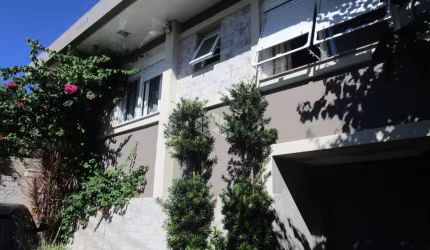 Casa de 4 dormitórios e garagem no Bairro Glória em Porto Alegre/RS
