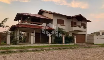 Crédito Real vende casa mansão de 5 quartos (2 suítes) no centro da Praia de Tramandaí - RS.