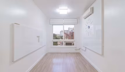 Apartamento de 2 dormitórios, com garagem, à venda no bairro Boa Vista em Porto Alegre/ RS