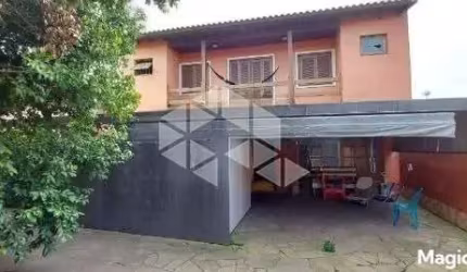 Casa semimobiliada, 5 quartos, 3 suítes, estacionamento para 5 carros no bairro Jardim Itú em Porto Alegre/RS.