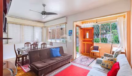 Casa/ 120 m²/2 dormitórios/6 vagas de garagem/guarita de segurança na frente/Porto Alegre.-RS