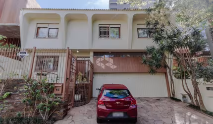 Casa comercial ou residencial com 3 SUÍTES - ELEVADOR e VAGAS de garagem no bairro Bela Vista em Porto Alegre - RS.