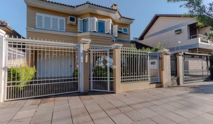 Casa 4 dormitórios, 5 vagas de garagem, à venda no bairro Jardim Botânico em Porto Alegre/RS.