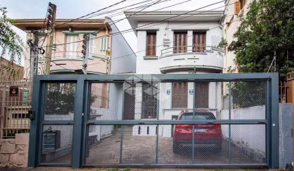 Casa de 4 dormitórios, 2 vagas de garagem, no bairro Rio Branco, em Porto Alegre/RS.