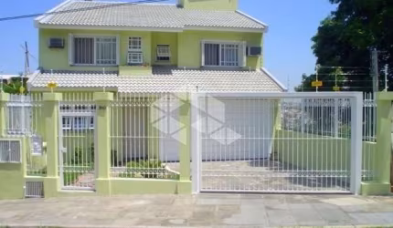 Casa 3 dormitórios, 1 suíte e 4 vagas de garagem no bairro Jardim Itu Sabará em Porto Alegre/RS