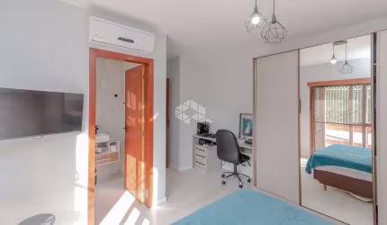 Crédito Real vende CASA, 4 quartos ( 2 suítes), 2 vagas de garagem, no bairro Menino Deus, em Porto Alegre/RS.
