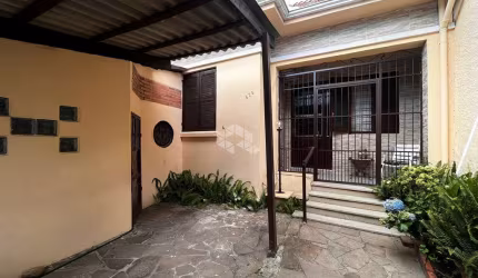 Crédito Real vende casa, 3 dormitórios/quartos, 2 vagas de garagem, no bairro São Geraldo, em Porto Alegre/RS.