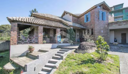 Crédito Real Floresta vende casa 4 dormitórios, 5 vagas de garagem no bairro Teresópolis em Porto Alegre/RS