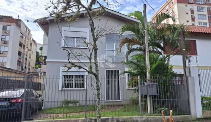 Casa de 3 dormitórios à venda no Bairro Passo da Areia em Porto Alegre/RS