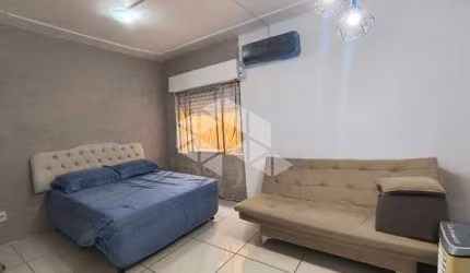 JK, 34 m2, cozinha mobiliada, área de serviço ampla com espaço aberto, São Geraldo, Porto Alegre/RS