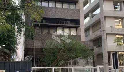 Box coberto e escriturado à venda em prédio comercial no bairro Moinhos de Vento em Porto Alegre.