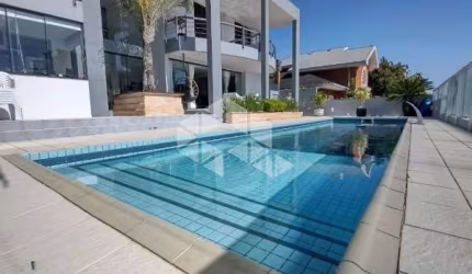 Casa com vista mar e panorâmica, mobiliada, contendo 5 dormitórios, sendo 3 suítes, 6 vagas de garagem no bairro João Paulo em Florianópolis/SC/