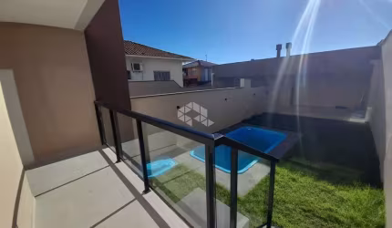 Casa com piscina, 2 suítes, 2 vagas de garagem no bairro Ipiranga em São José/SC.