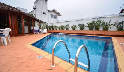 Casa Residencial semimobiliada com vista para o mar possuindo 4 dormitórios, sendo 1 suíte, 5 vagas de garagem no Centro de Florianópolis/SC.