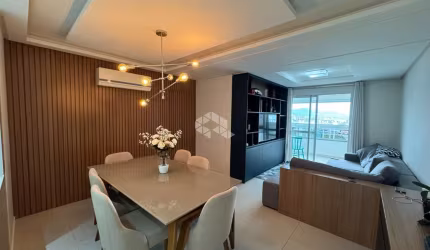 Apartamento vista mar mobiliado com 2 dormitórios, sendo 1 suíte, 2 vagas de garagem no bairro Canto em Florianópolis/SC.