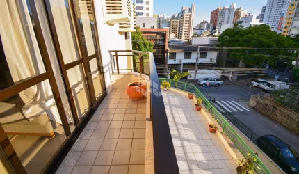 Apartamento com vista panorâmica, mobiliado com 3 dormitórios, sendo 1 suíte, 1 vaga de garagem no Centro de Florianópolis/SC.