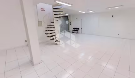 Loja Comercial com 133,98m² privativo, 2 vagas de garagem no bairro Trindade em Florianópolis/SC.