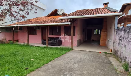 Casa residencial com 3 dormitórios, sendo 1 suíte, 2 vagas de garagem no bairro Carianos em Florianópolis/SC.