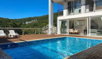 Casa residencial em condomínio fechado com 4 dormitórios, sendo 2 suítes, 2 vagas de garagem no bairro Itacorubi em Florianópolis/SC.